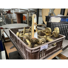 Kiste mit Wandleuchten Messing