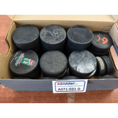 Kiste mit Hockey Puks