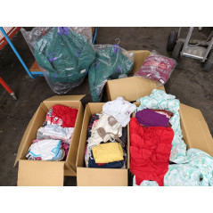Kinderbekleidung in 4 Kartons