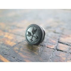 Ansteckknopf mit Pfeilsymbolen